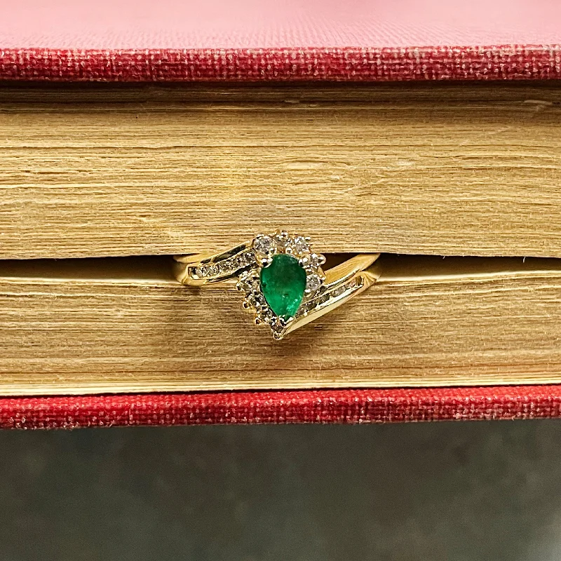 ESTATE 14K YELLOW GOLD DIAMOND AND PEAR-SHAPED EMERALD RING