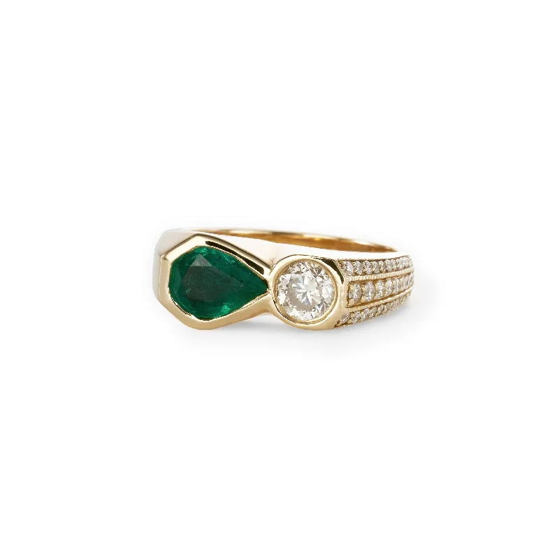 TEARDROP EMERALD + ROUND DIAMOND PAVE SIDE RING